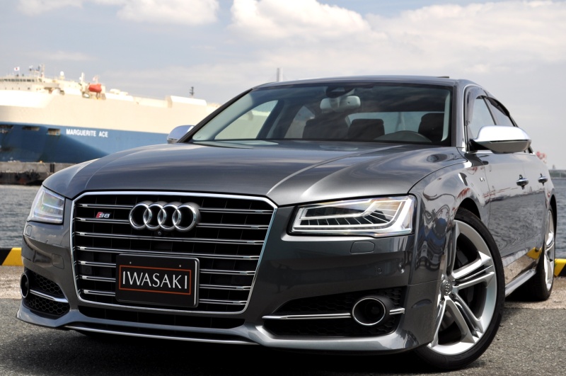 アウディ S8 後期モデル 法人オーナー禁煙車左ハンドルメーカー保証有専用カラーデイトナグレースーパースプリントマフラー純正21インチ 中古車 情報  | IWASAKI