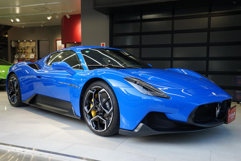 マセラティ MC20 ディーラー車　ロベルタ製フロントリフター　E-LSD　カーボンインテリアPKG　ブルーインフィニート