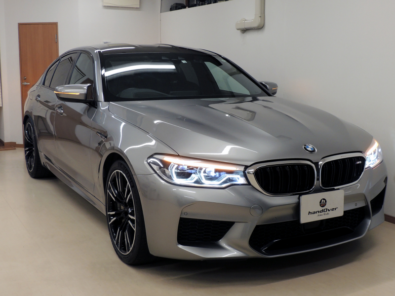 BMW Mシリーズ M5  Mカーボンセラミックブレーキ　Bowers＆Wilkinsサウンドシステム　コンフォートパッケージ　　ダークカーボンアルミインテリアトリム／ダーククロームハイライト　カーボンルーフ　ユーザー様下取車両