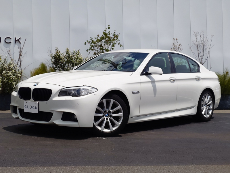 BMW 5シリーズ 523i Mスポーツパッケージ　キセノン コンフォートアクセス HDDナビ  バックカメラ 前後PDC フルセグ ドライビングパフォーマンスコントロール クルコン 純正AW スルーローディング パドルシフト Bluetooth ブラックキドニーグリル