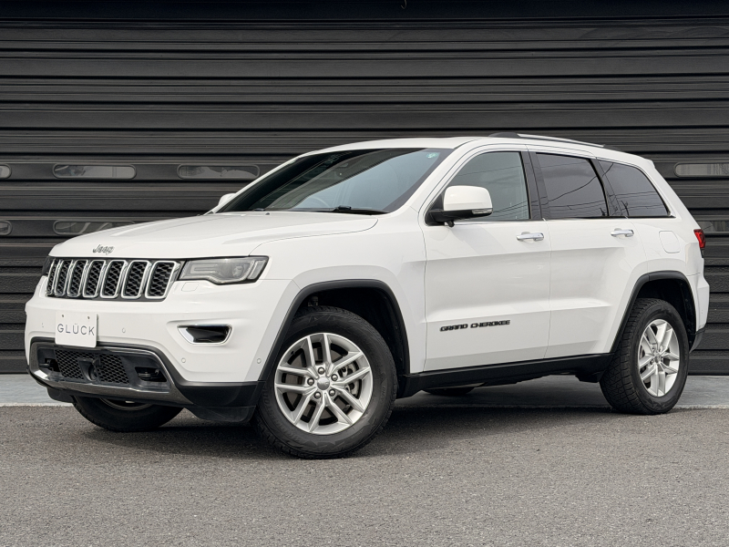 ジープ グランドチェロキー リミテッド 4WD 禁煙車 スライディングルーフ エアサス 全席シートヒーター メモリー付電動運転席シート スペアタイヤ パワーテールゲート デジタルTV AUX Bluetooth 純正18インチAW ACC アイウエアケース 走行モード切替