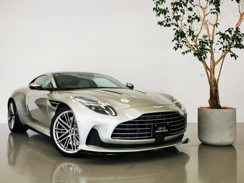 アストンマーティン DB12 4.0L V8 RHD 2026MY 1オーナー　Paint - Icon　パノラミックガラスルーフ　Interior - Inspire Comfort - Light Duotone　ライトアッシュオープンポアウッドトリム　21inchマルチスポークフォージドホイール-サテン　新車保証継承