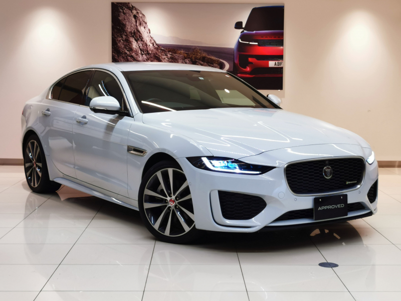 ジャガー XE RダイナミックS2.0L D200 AWD 1オーナー 黒革シート シートヒーター インタラクティブドライバーディスプレイ 電動調整シート パドルシフト OP19インチホイール  AppleCarPlay / Android Auto接続